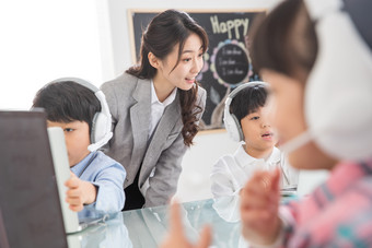 老师指导学生用电脑青年女人快乐辅导场景