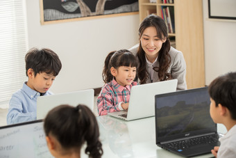 老师指导学生使用电脑耳机<strong>勤奋</strong>照片