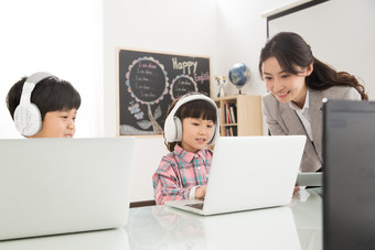 老师辅导学生使用电脑<strong>培训课</strong>健康生活方式