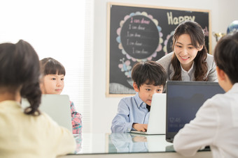 老师指导学生用电脑兴趣班可爱的技能