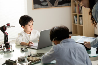 小学生学编程计算机语言互联网相伴拍摄