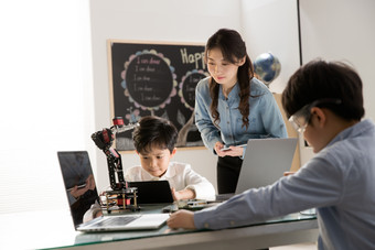 <strong>小学生</strong>学编程学习指导好奇心镜头