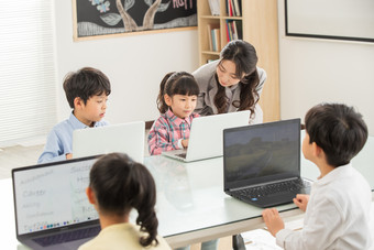 老师指导学生用电脑教童年欢乐