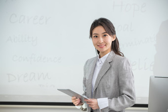 上课的青年女教师<strong>勤奋</strong>图片