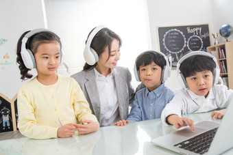 老师指导学生用电脑耳机户内业余爱好场景