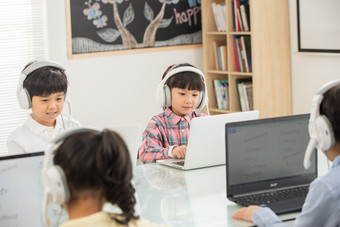 儿童使用电脑课堂可爱的友谊镜头