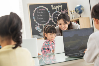 老师指导学生用电脑教师幸福智慧