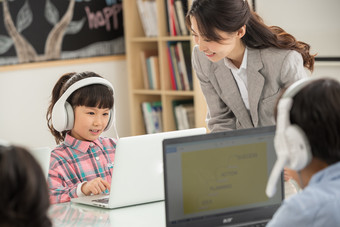 老师辅导学生用电脑兴趣班<strong>网课</strong>镜头