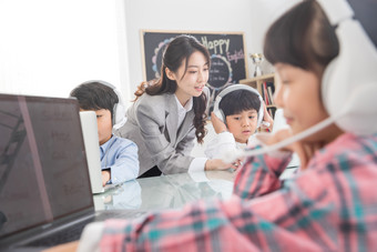 老师辅导学生用电脑女人希望成长相片