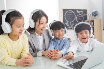 老师辅导学生用电脑女人辅导