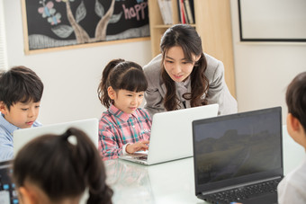 老师指导学生用电脑青年女人相伴努力高清图片