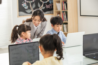 老师辅导学生用电脑幼儿园辅导