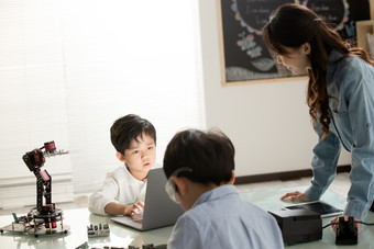 小学生学编程计算机部件课堂拍摄