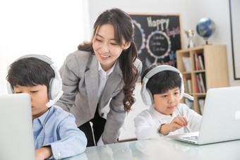 老师辅导学生用电脑幼儿园休闲装