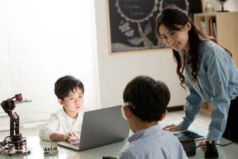 小学生学编程机器人课堂照片