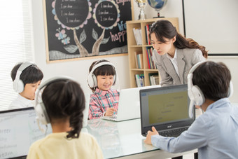 老师指导学生用电脑教师相伴天真