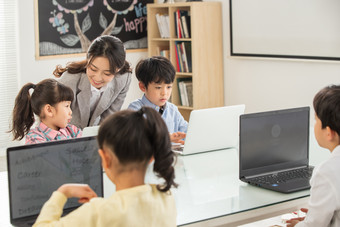 老师指导学生使用电脑教室欢乐高清图片