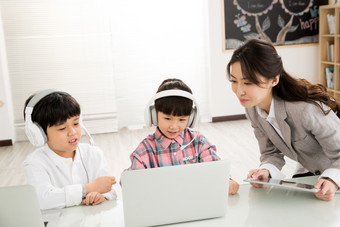 老师指导学生用电脑电脑户内健康生活方式