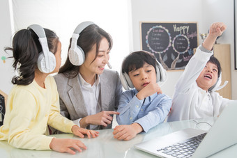 老师<strong>指导学生</strong>用电脑青年女人白昼技能相片