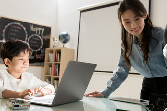 学习编码使用电脑<strong>培训课</strong>相伴摄影