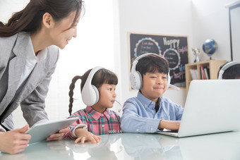 老师辅导学生用电脑<strong>兴趣班</strong>相伴未成年学生