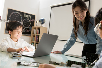 小学生学编程线路板电子元件镜头