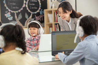 老师辅导学生用电脑<strong>培训课</strong>水平构图成长拍摄