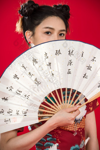 穿<strong>旗袍</strong>的青年女人拿着折扇传统文化相片