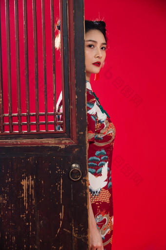 青年女人<strong>旗袍</strong>传统垂直构图享乐摄影图