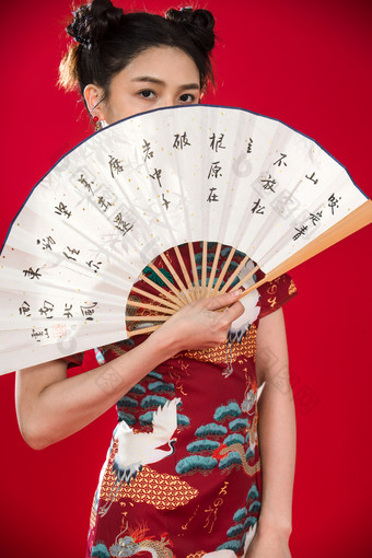 穿旗袍的青年女人拿着<strong>折扇中国</strong>拍摄