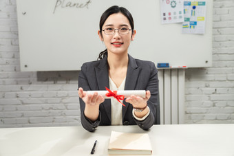 商务女士拿着喜报素材