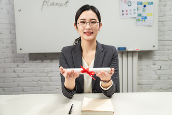 商务女士拿着喜报成年人摄影