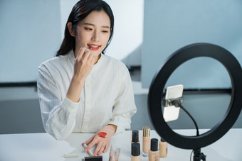 青年女人在线直播化妆指导镜头