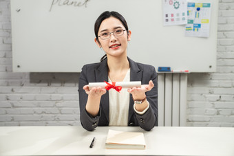 商务女士拿着<strong>喜报</strong>青年人镜头