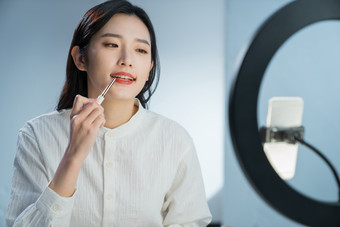 青年女人在线直播化妆中国人素材