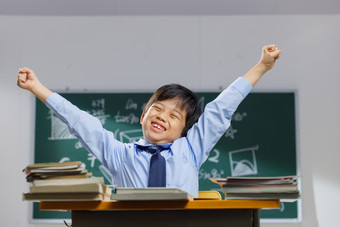 教室里兴奋的小学生中国高清图片