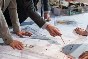 建筑设计师讨论设计图纸建筑模型场景