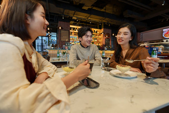 青年朋友咖啡厅青年伴侣餐厅高清图片
