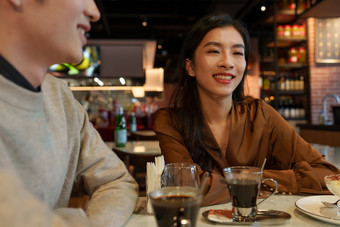 情侣用餐青年人青年女人摄影图