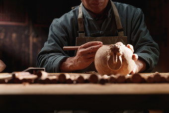 匠人雕刻专注木屑艺术品与工艺品照片