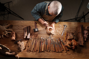 木雕师雕刻雕刻品传统文化彩色图片