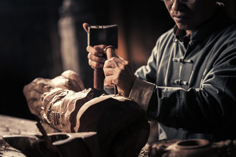 工匠师认真雕刻击打中国元素专门技术摄影图