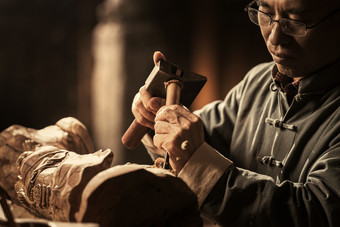 工匠认真雕刻工艺品传统文化力量高清图片