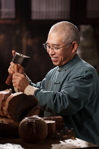 工匠雕刻刀子老年男人