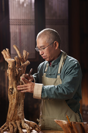 工匠师雕刻工具老年男人摄影图