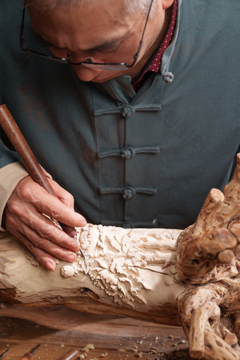 工匠特写锤子老年男人美术工艺照片