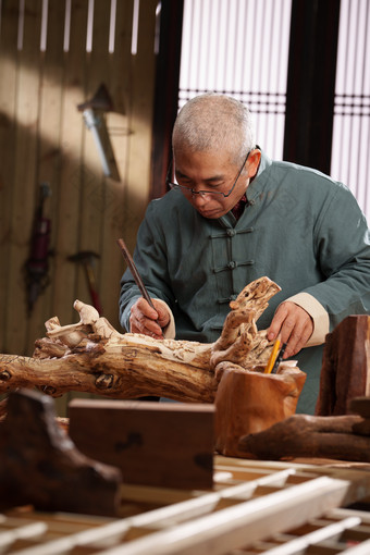 工匠师雕刻刀子成年人雕刻术素材