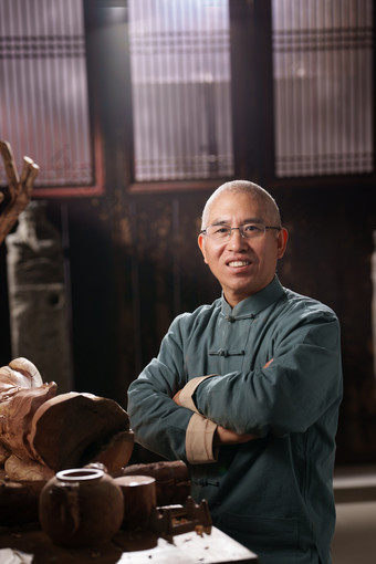 工匠师雕刻木制中国元素艺术品与工艺品照片