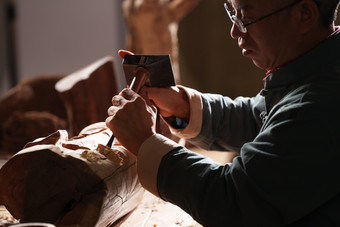 工匠师认真雕刻木制民间艺术照片
