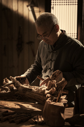 工匠师雕刻木制东方古典风格镜头